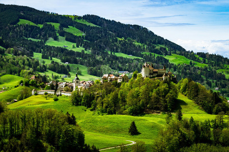 Planning a Themed Walking Tour: From Castles to Vineyards